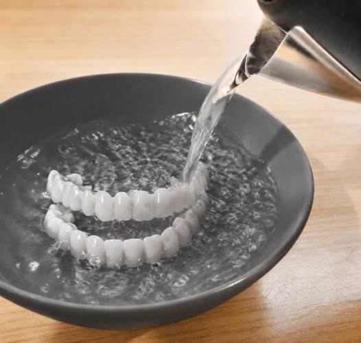 Étape 1 : chauffer la coque WellaSmile dans l'eau chaude